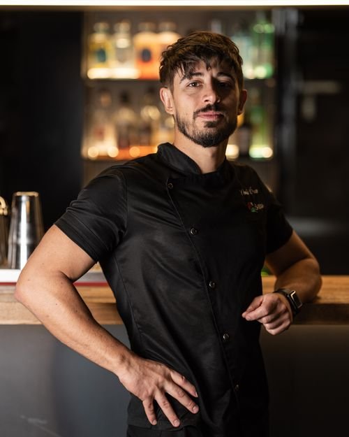 Davide con una fetta di pizza